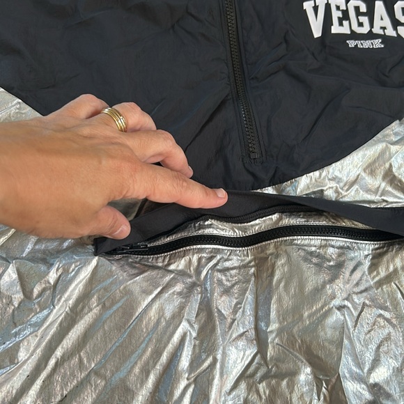 Windbreaker - Picture 3 of 6